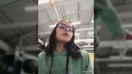Vaness Have On Green Hoddie In The Gym