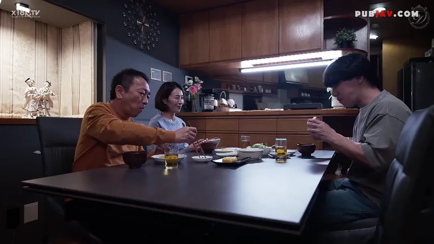 Caught in the Act: When Dad’s Guest Steals the Show