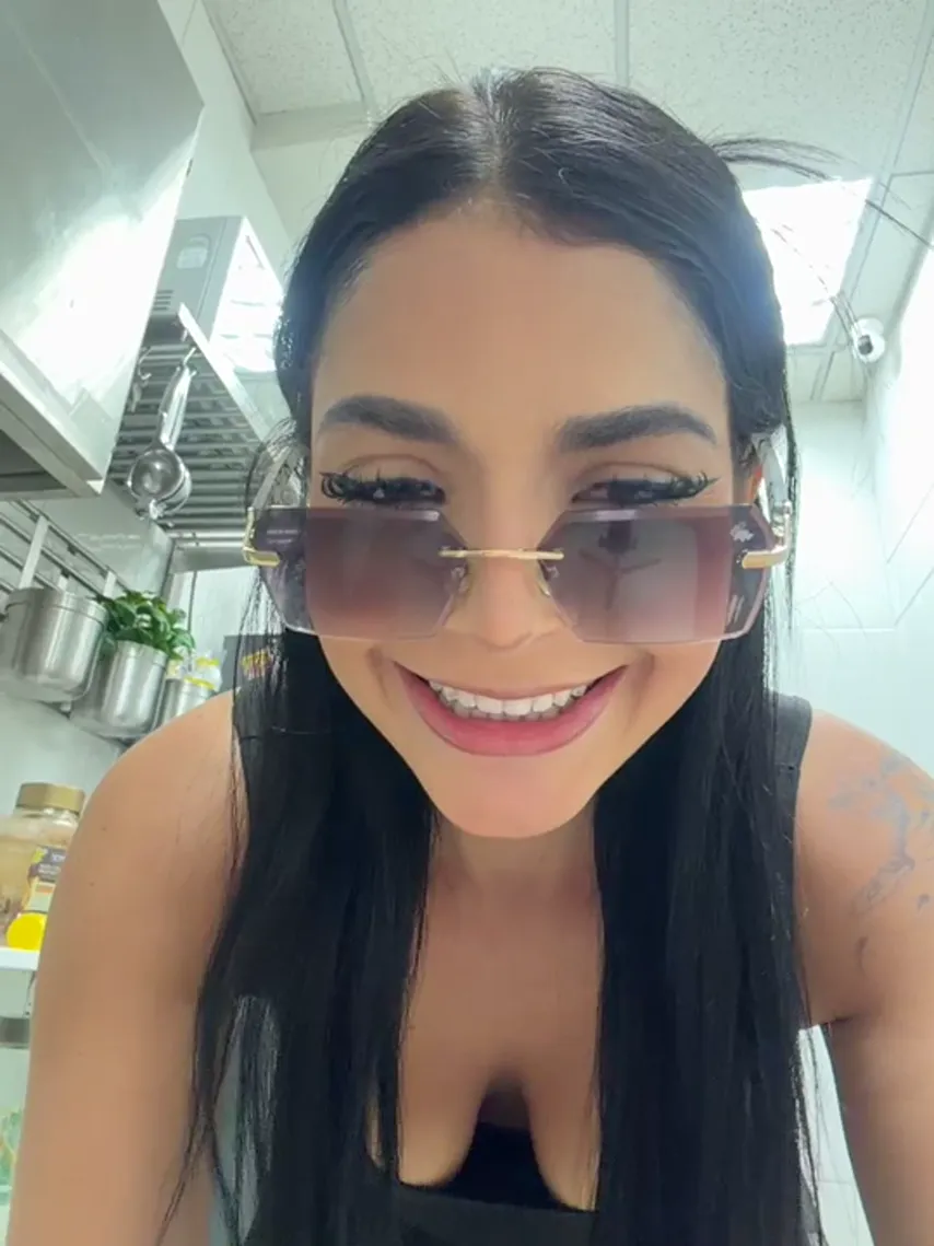 Unfiltered Delight: ArieliciousXXX Strips Down and Delivers
