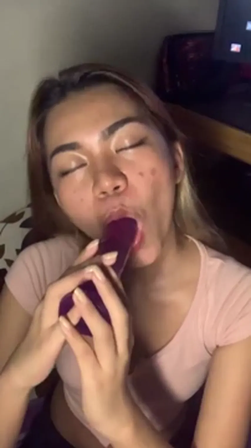 Fiona’s Solo Play: Exploring Pleasure with a Dildo in Unseen Moments