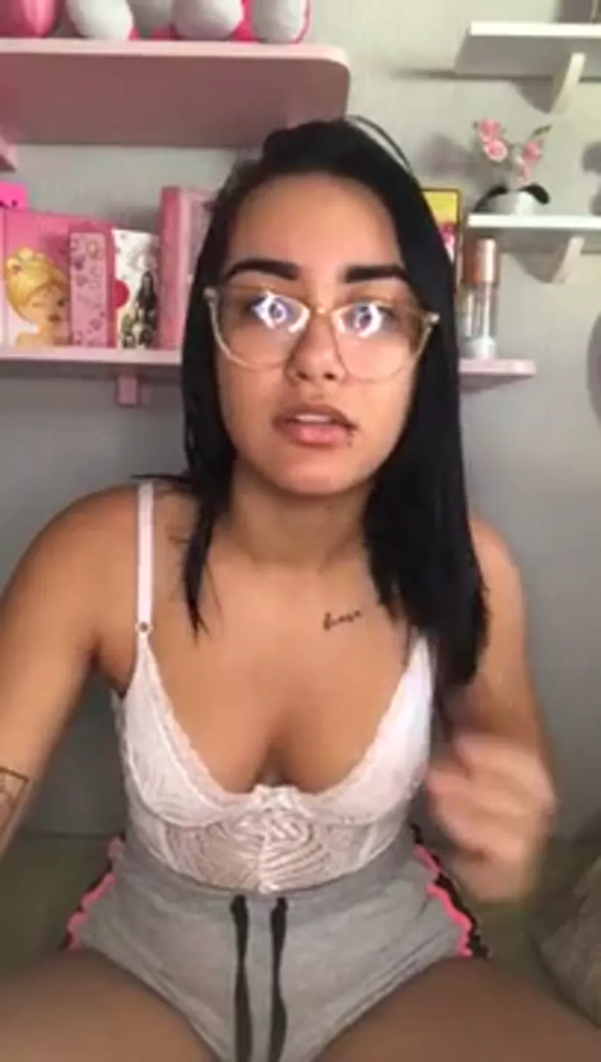 Captivating Curves: Mel Campbell’s Sultry Webcam Showcase