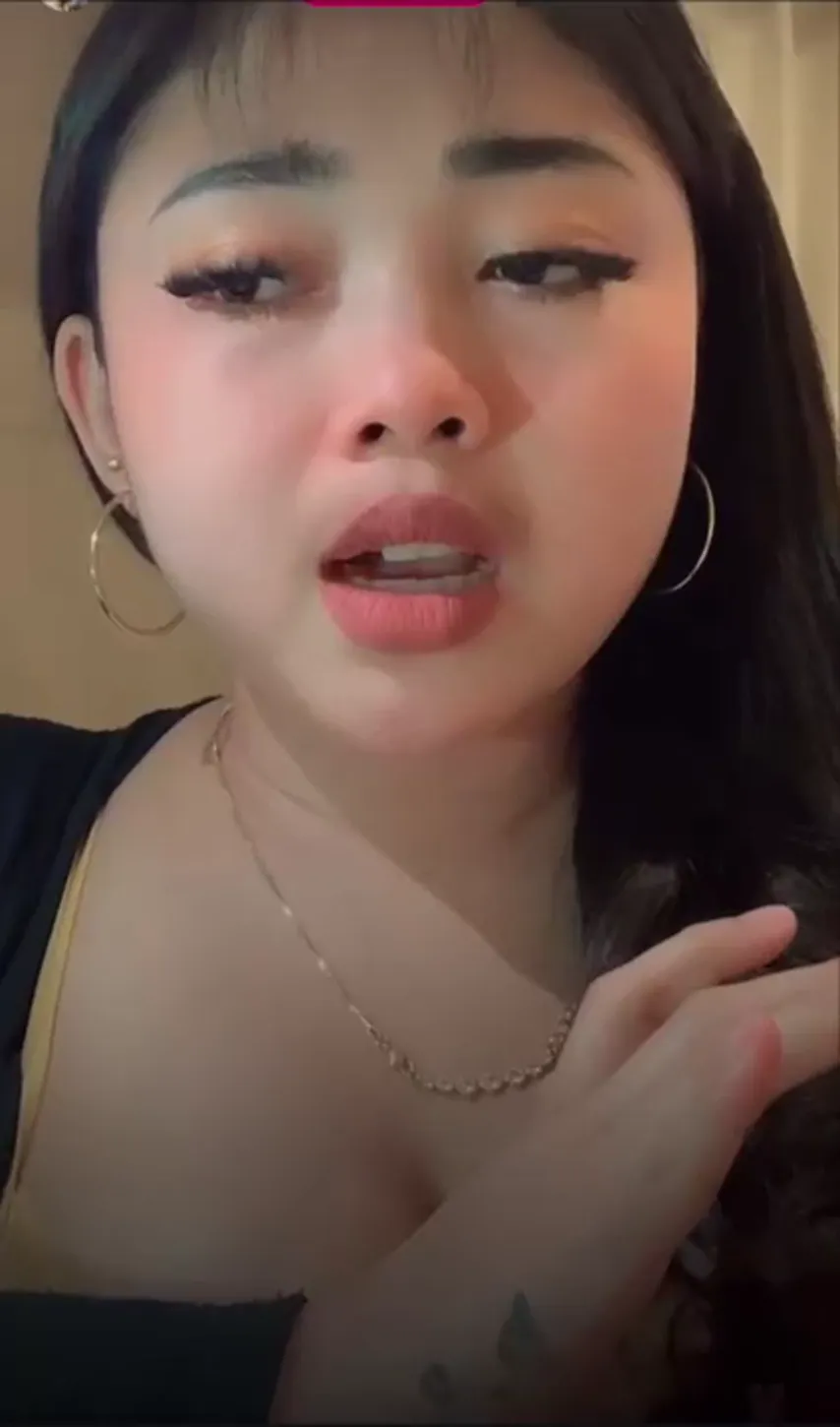 Real-Time Temptation: Amateur Brunette Updates Her Fans Live