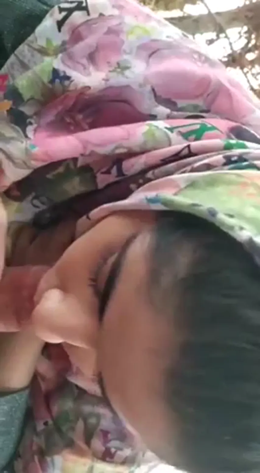 Nature’s Playground: Hijab Girl Delivers Unforgettable Outdoors Blowjob