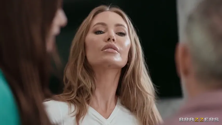 Steamy Tension: Nicole Aniston Gives Lola Pearl’s Husband a Massage He Won’t Forget