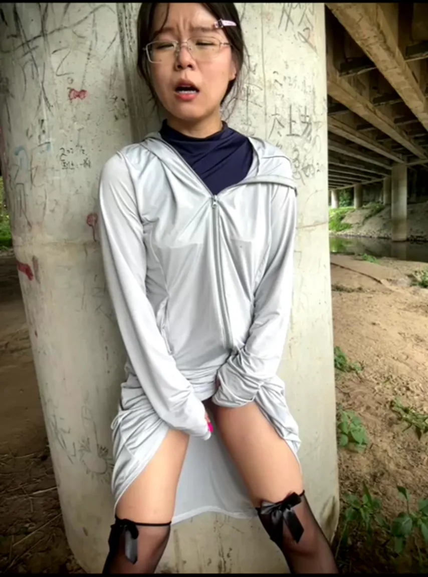 Caught in the Act: Stunning Brunette’s Public Exposure in Bold Display