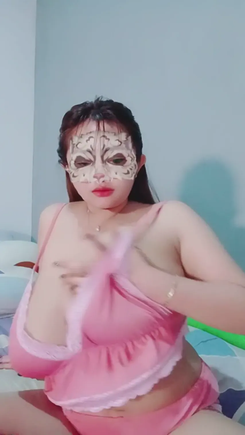Late Night Webcam Wonders: An Amateur’s Journey into Anal Exploration