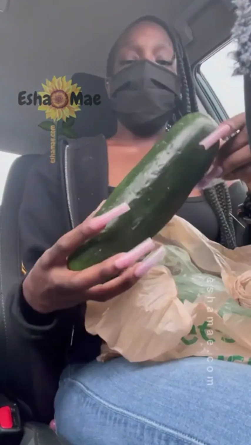 Steamy Seclusion: Ebony Beauty’s Solo Escapade in the Car