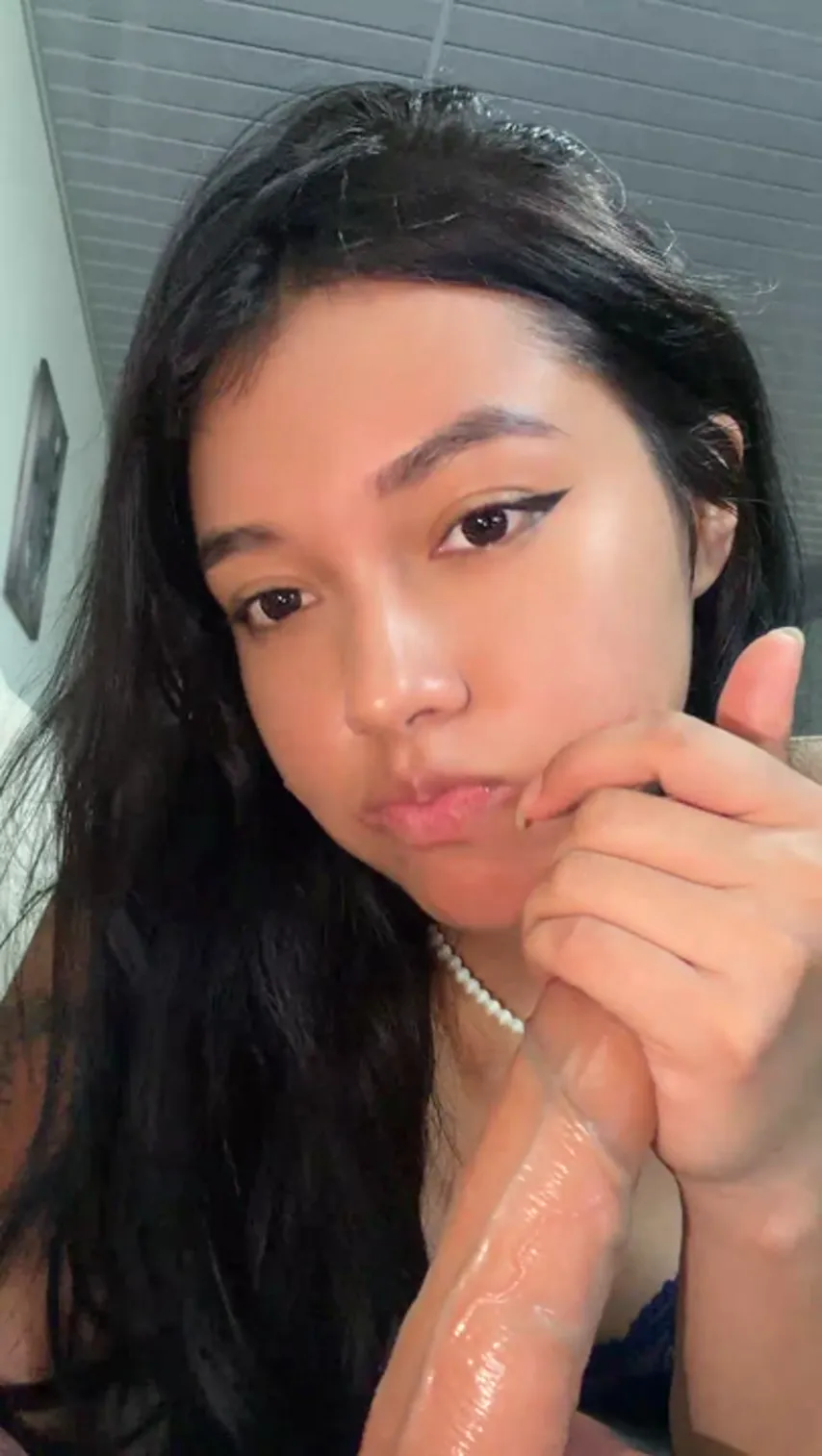Late-Night Temptations: Moonbell’s Steamy Stripchat Session Unleashed