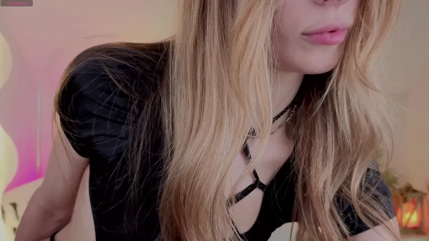 Webcam Wonders: Pinkadele’s Daring Display Live from the Bedroom
