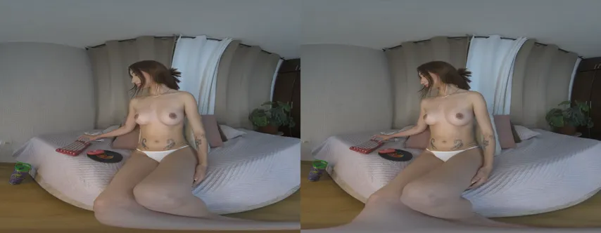 Virtual Temptation: Amy Strips and Thrills in Stunning VR Experience