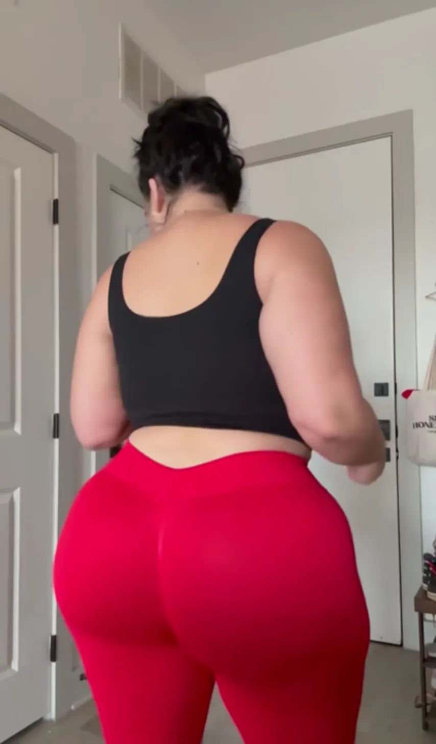 Thick Thighs, Big Moves: Captivating Claps in This Amateur BBW Showcase