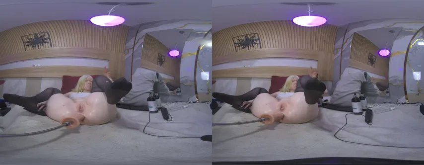 Virtual Temptation: Elif’s Solo Striptease in Mesmerizing VR