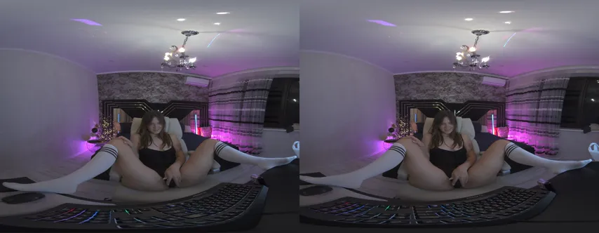Virtual Tease: Dreamylinaa Strips Down in VR Fantasy