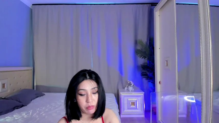 Intimate Moments: Li Baby Takes Her Time in a Solo Session