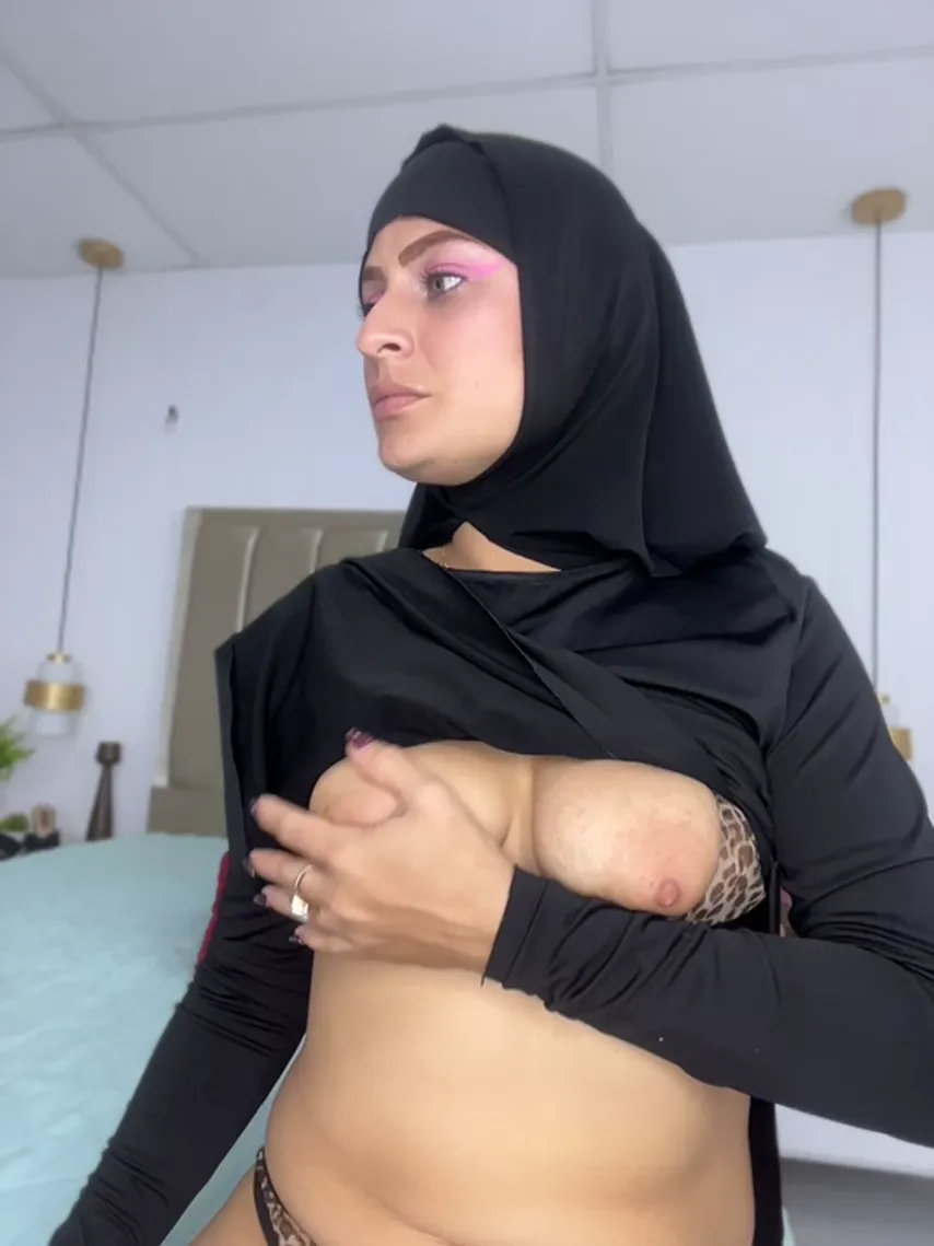Veiled Temptation: Aisha K’s Alluring Anal Exploration in Black