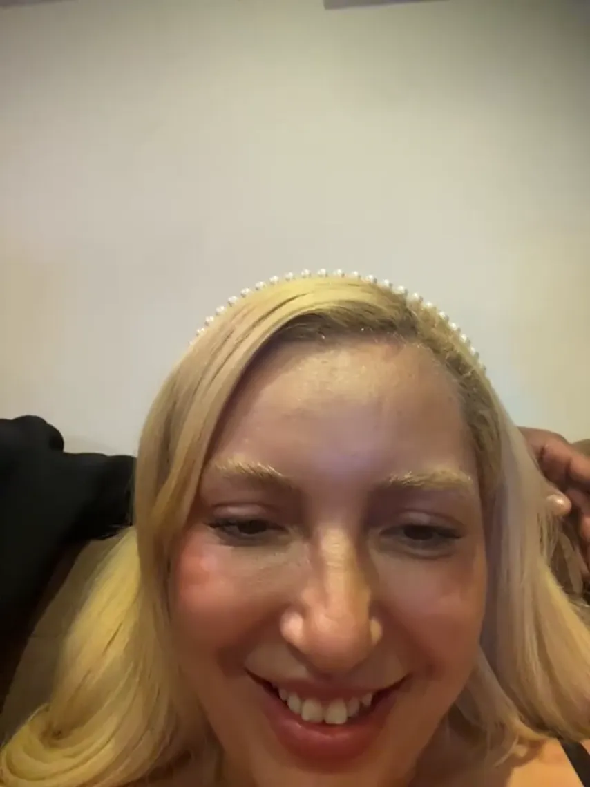 Unfiltered Webcam Magic: Juuhschmitt Shows Off in Live Session