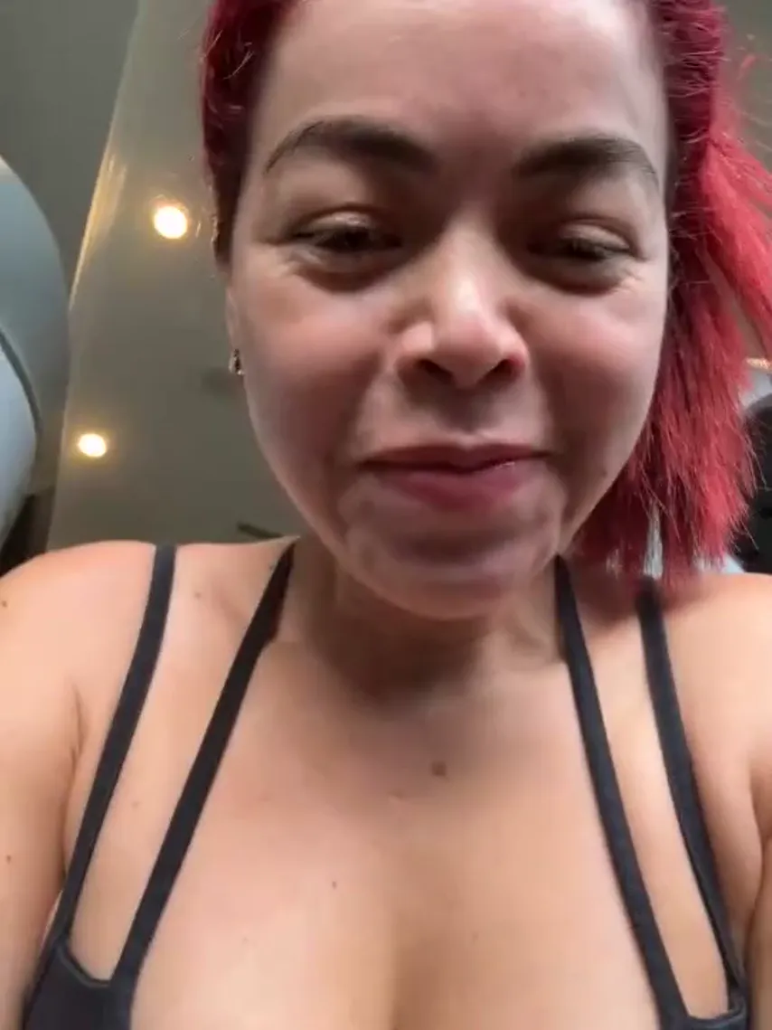 Gym Secrets Exposed: Exhibitionist Squirting and Solo Sessions Amidst the Weights