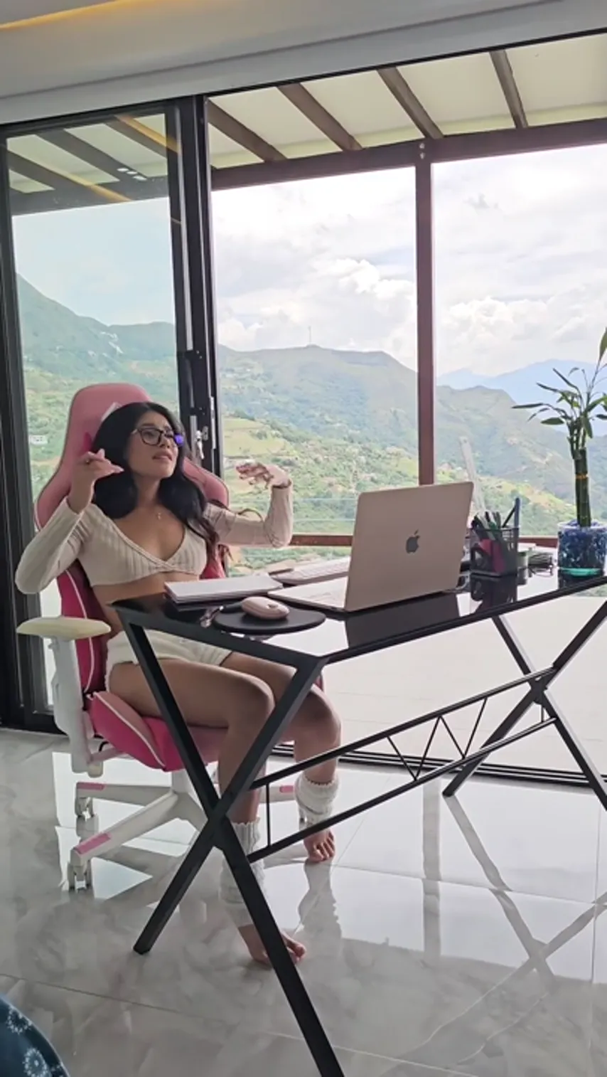 Stepbro Steals the Show: Carolina Guerrero’s POV Distraction